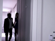 Знойная сисястая брюнетка на кровати занимается сексом с лысым негром