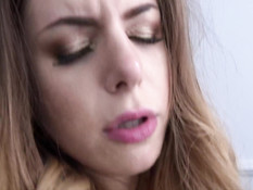 Негр отпердолил в ванной во все дырки грудастую белую девчонку