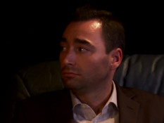 Покорная секс рабыня на поводке трахается сразу с двумя мужчинами