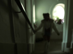 Агрессивная молодая блондинка сняла с мужчины брюки и сделала минет