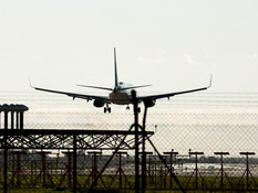 Массажист оттрахал в разных позах грудастую французскую брюнетку