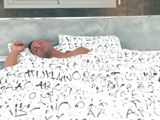 Две красивые французские брюнетки занимаются сексом с одним парнем