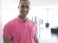 Сисястая молодая брюнетка с пирсингом пупка оттрахана в киску и анус