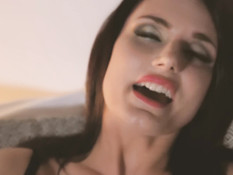 Возбудила себя большим вибратором и занялась сексом с бойфрендом