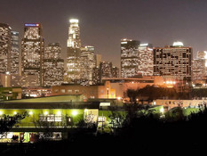 Гламурные девушки в корсетах и сетчатом белье ебутся с мужчиной