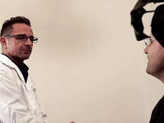 Доктор трахает двух молодых медсестёр вместе с лысым пациентом