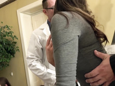 Доктор трахает двух молодых медсестёр вместе с лысым пациентом