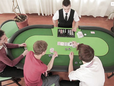 Парни геи поиграли в карты и занялись анальным сексом на диване