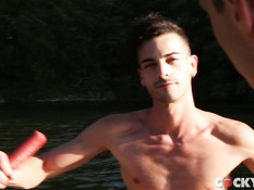 Двое худеньких голубых парней занимаются любовью на свежем воздухе