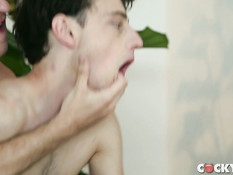 Молодой гей подошёл к худому другу и отымел его в разработанное очко