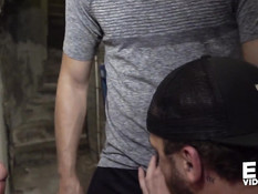 Небритые голубые мужчины вдвоём отпердолили своего приятеля в очко