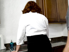 Мамочка с большой отвисшей грудью трахается с молодым любовником