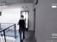 Две красивые молодые подружки пригласили парней на свинг вечеринку