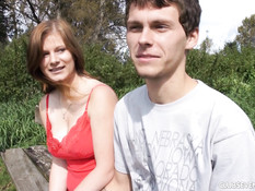 Привёл сисястую молодую подругу на берег реки и отымел в бритую писю