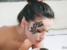 Красивая девушка с большими дойками отпердолена в анал на фотосессии