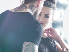 Красивая девушка с большими дойками отпердолена в анал на фотосессии