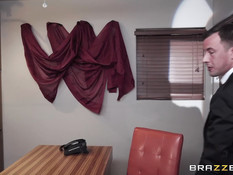 Похотливый начальник отодрал в анал молодую брюнетку в колготках