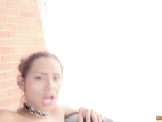 Грудастая латинская девушка мастурбирует клитор и даёт отыметь в анус