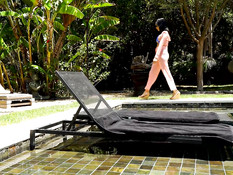 Негр оттрахал на кровати ненасытную молодую мулатку с татуировками