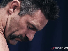 Тренер вышел на ринг и оттрахал молодую мулатку и соперницу шатенку