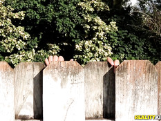 Две худенькие молодые негритянки занимаются лесби сексом во дворе