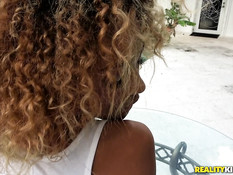 Две худенькие молодые негритянки занимаются лесби сексом во дворе