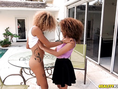 Две худенькие молодые негритянки занимаются лесби сексом во дворе