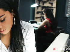 Лысый снял с мулатки кружевные трусики и отъебал на столе в пизду