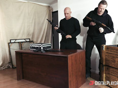 Лысый снял с мулатки кружевные трусики и отъебал на столе в пизду