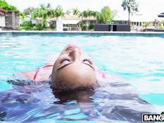 Негритянка сняла бикини и занялась сексом с чистильщиком бассейна