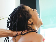 Вместо медитации молодая мулатка занялась сексом с кудрявым парнем