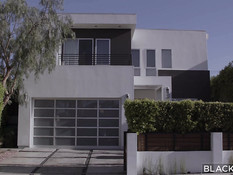 Стройная негритянка и белая девушка занимаются сексом с лысым негром