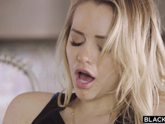 Стройная негритянка и белая девушка занимаются сексом с лысым негром