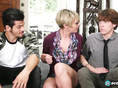 Ненасытная зрелая блондинка занимается анальным сексом с парнями