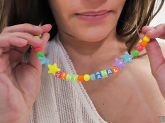 Худая тёлочка с маленькой грудью отпердолена в анал большим членом