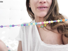 Худая тёлочка с маленькой грудью отпердолена в анал большим членом