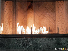 Пышногрудая блондинка насаживается на член своим разработанным очком