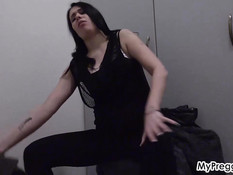 Беременная брюнетка заходит в квартиру и расслабляется после схваток