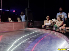 Грудастая стриптизёрша с тату вытащила парня на сцену и дала в анал