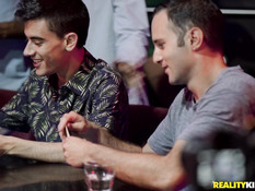 Грудастая стриптизёрша с тату вытащила парня на сцену и дала в анал