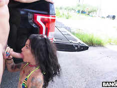 Похотливая малышка мастурбирует на стройке и даёт отыметь в анал