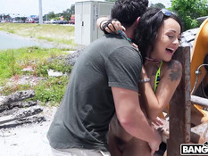 Похотливая малышка мастурбирует на стройке и даёт отыметь в анал