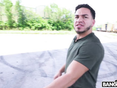 Похотливая малышка мастурбирует на стройке и даёт отыметь в анал