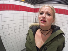 Немецкая блондинка отсосала в машине и дала отыметь себя в туалете