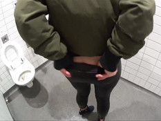 Немецкая блондинка отсосала в машине и дала отыметь себя в туалете