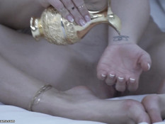 Девушка мастурбировала клитор руками и трахалась со своим бойфрендом