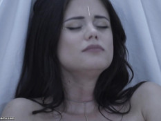 Девушка мастурбировала клитор руками и трахалась со своим бойфрендом