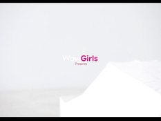 Чешская девушка в розовых чулках сквиртует во время бурного оргазма