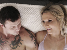 Худой транс с маленькой грудью отсосал у мужчины член и дал в анал