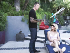 Грудастый светловолосый транс трахается с татуированным мужчиной